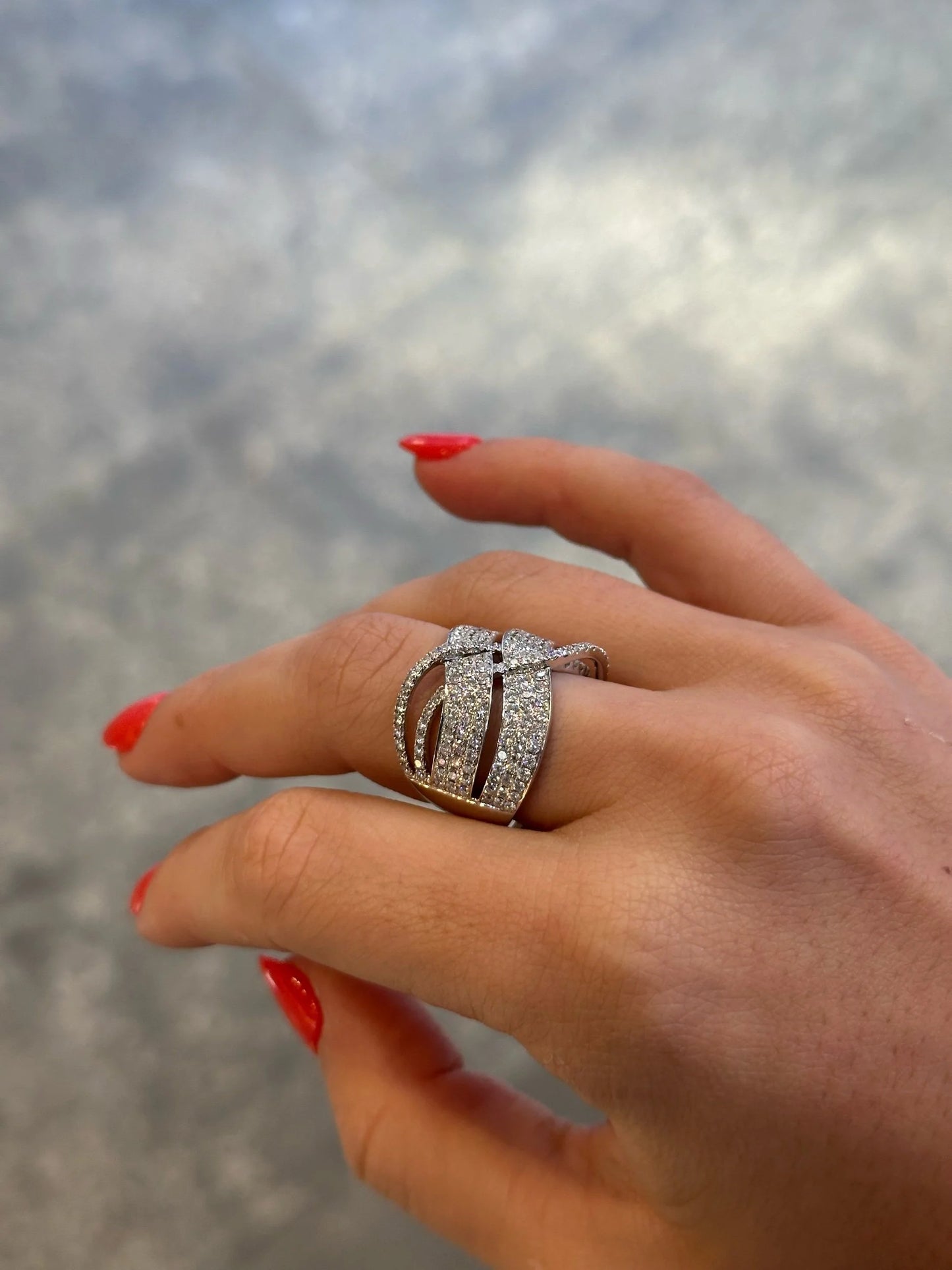 Ladies Opposite Alternating Round Diamond Ring