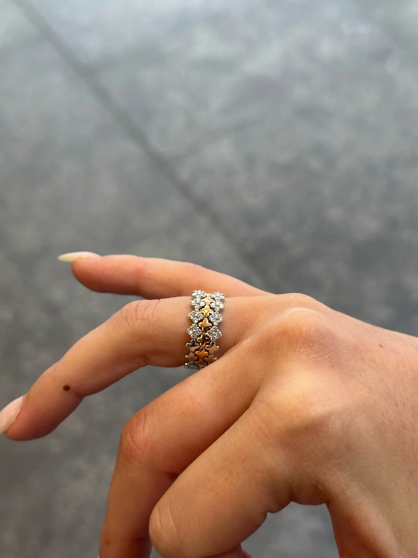 Ladies Two Tone Clover Round Diamond Ring