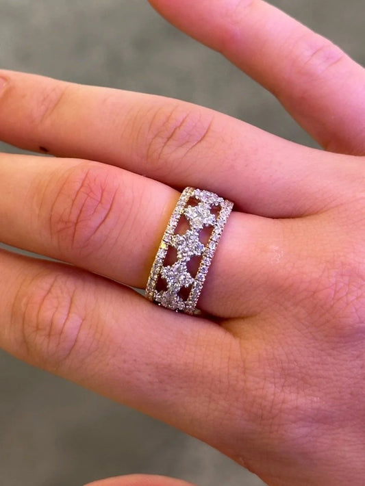 Ladies Clover Round Diamond Ring