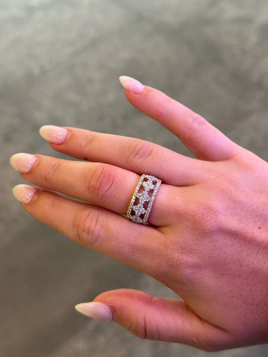 Ladies Clover Round Diamond Ring