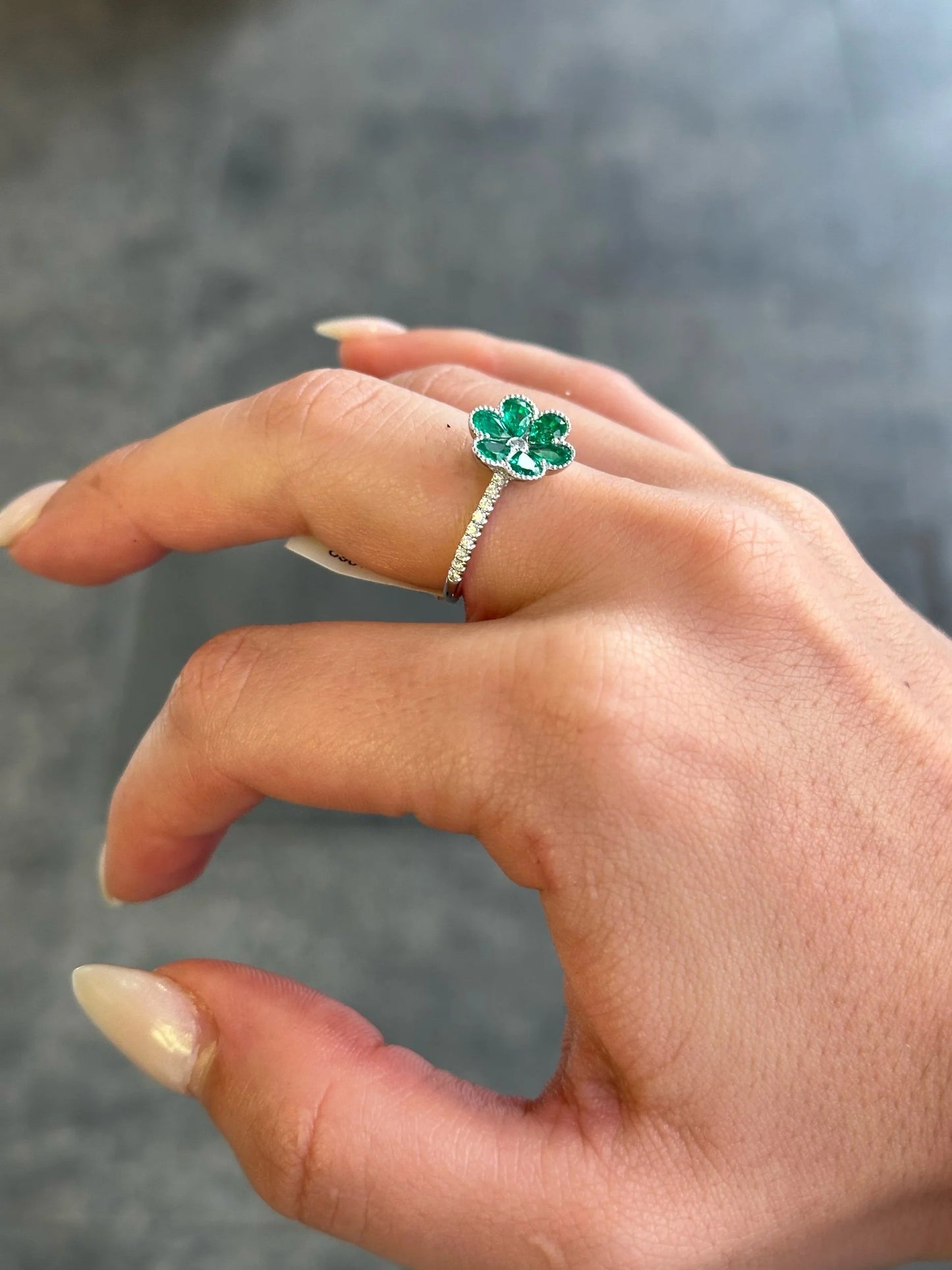 Ladies Emerald Flower Round Diamond Ring