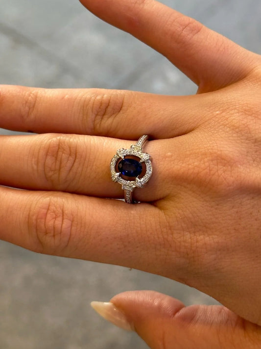 Ladies Center Sapphire Stone and Round Diamond Ring