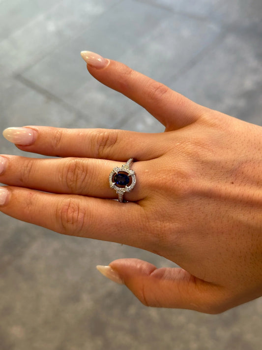 Ladies Center Sapphire Stone and Round Diamond Ring