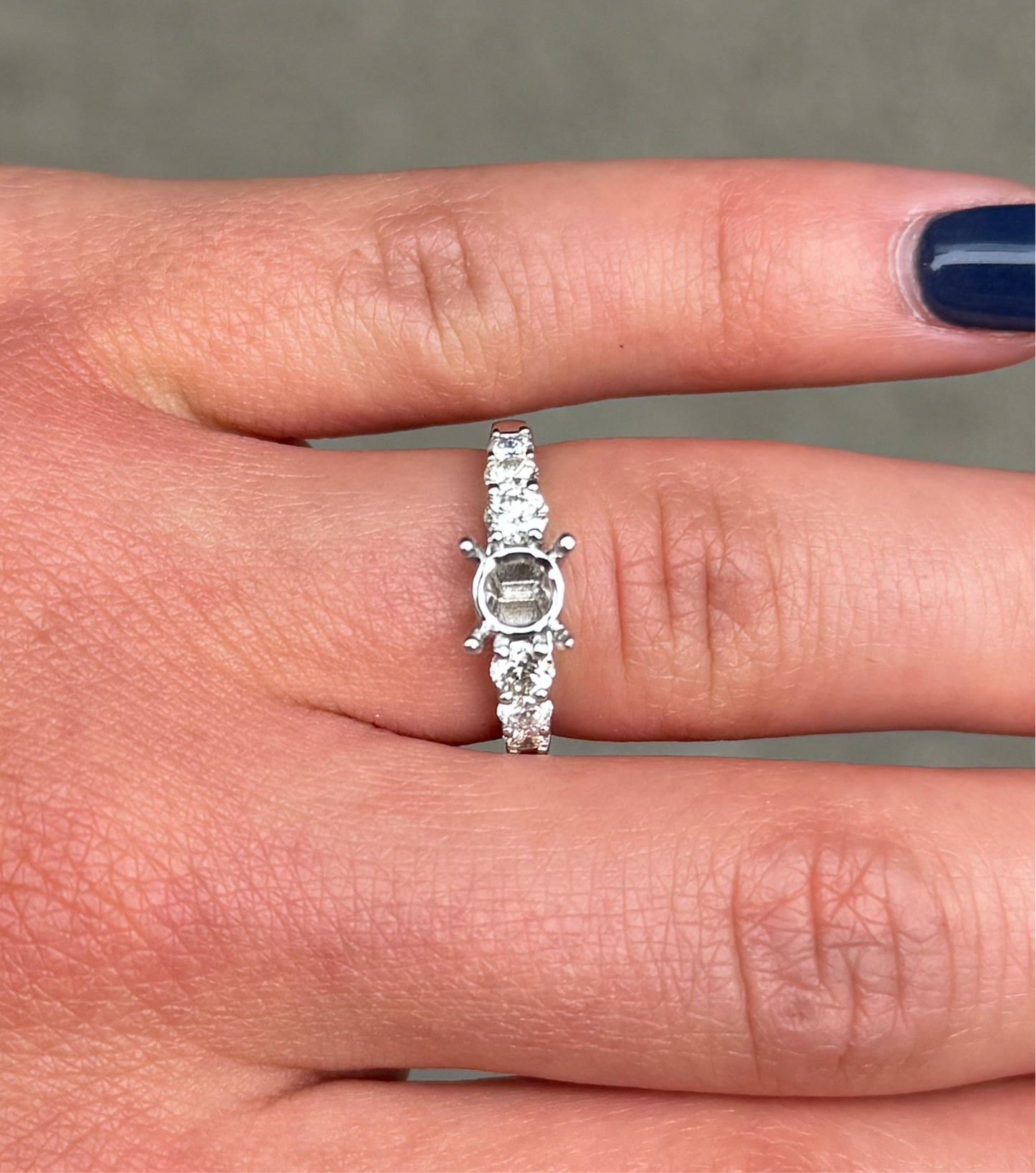 Ladies Graduated 3 Stone Engagement Ring