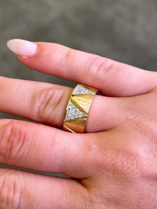 Ladies Alternating Triangle Round Diamond Ring