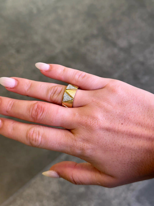 Ladies Alternating Triangle Round Diamond Ring