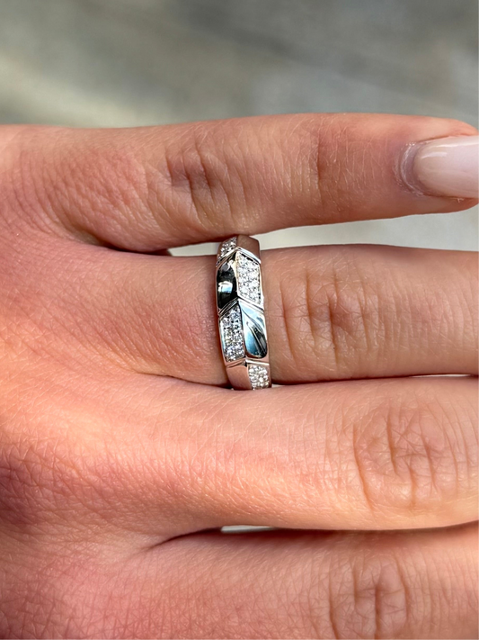 Ladies White Gold and Round Diamond Graduated Ring