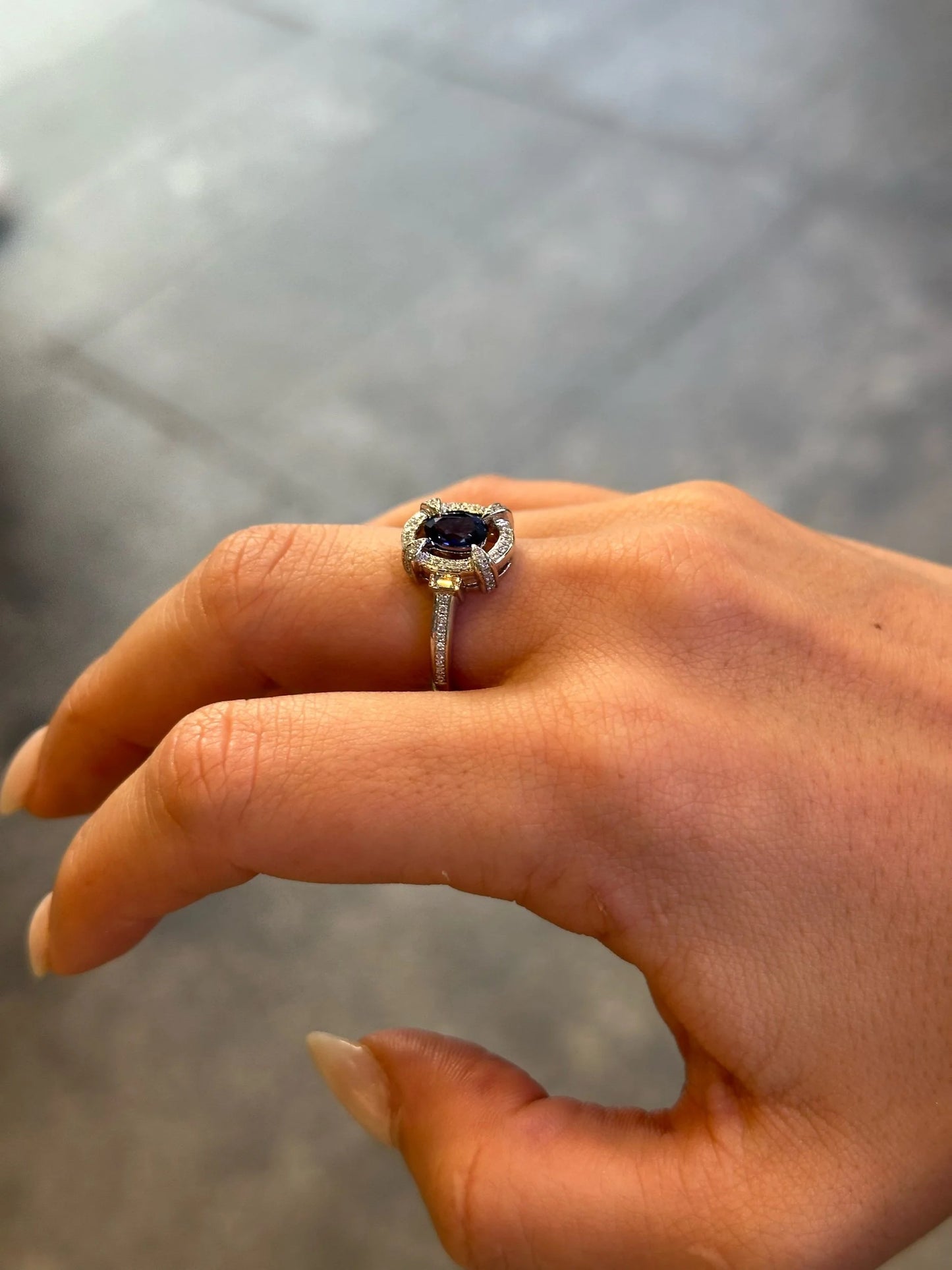 Ladies Center Sapphire Stone and Round Diamond Ring
