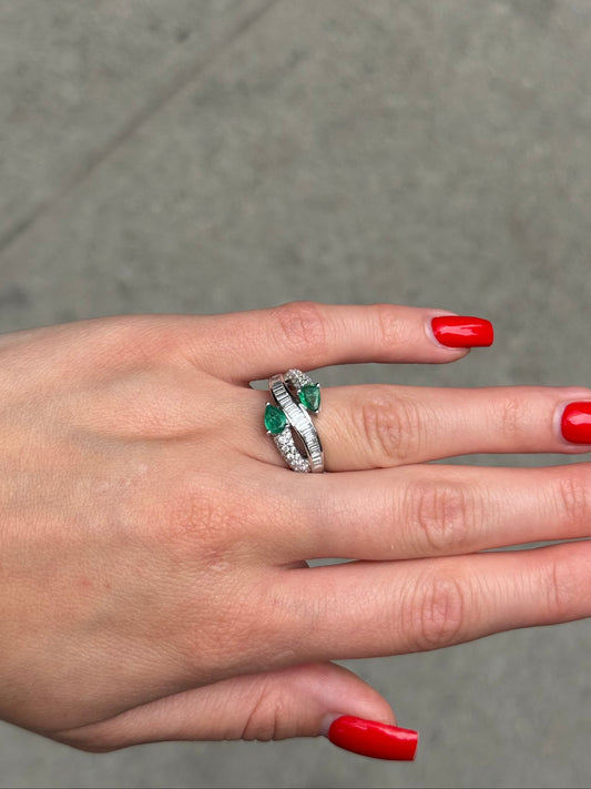 Ladies Emerald Snake Head Middle Channel Set Ring