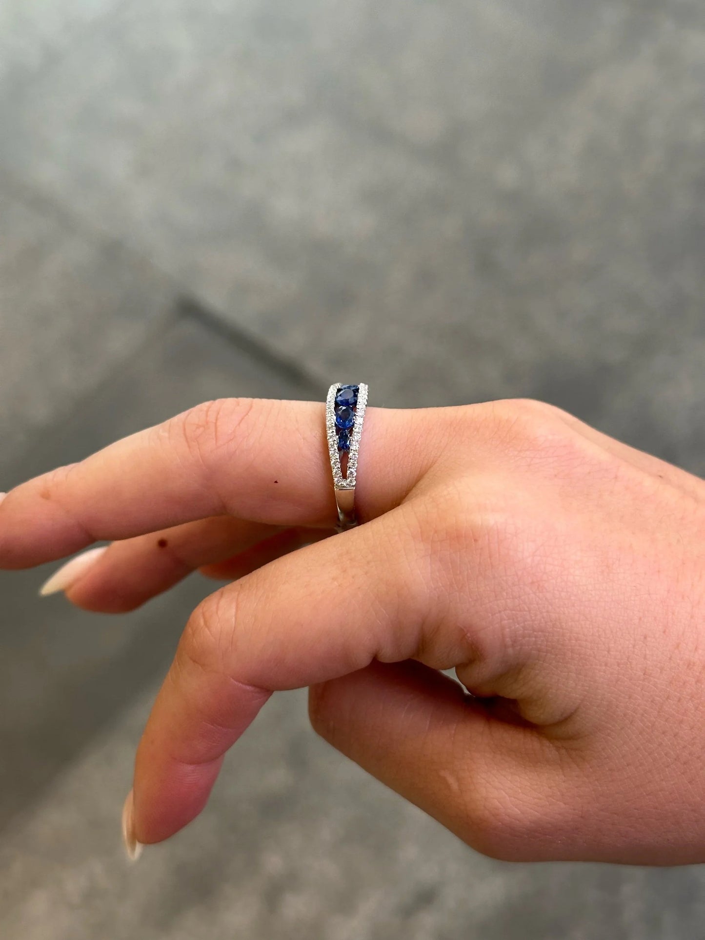 Ladies Graduated Sapphire Stone and Round Diamond Ring