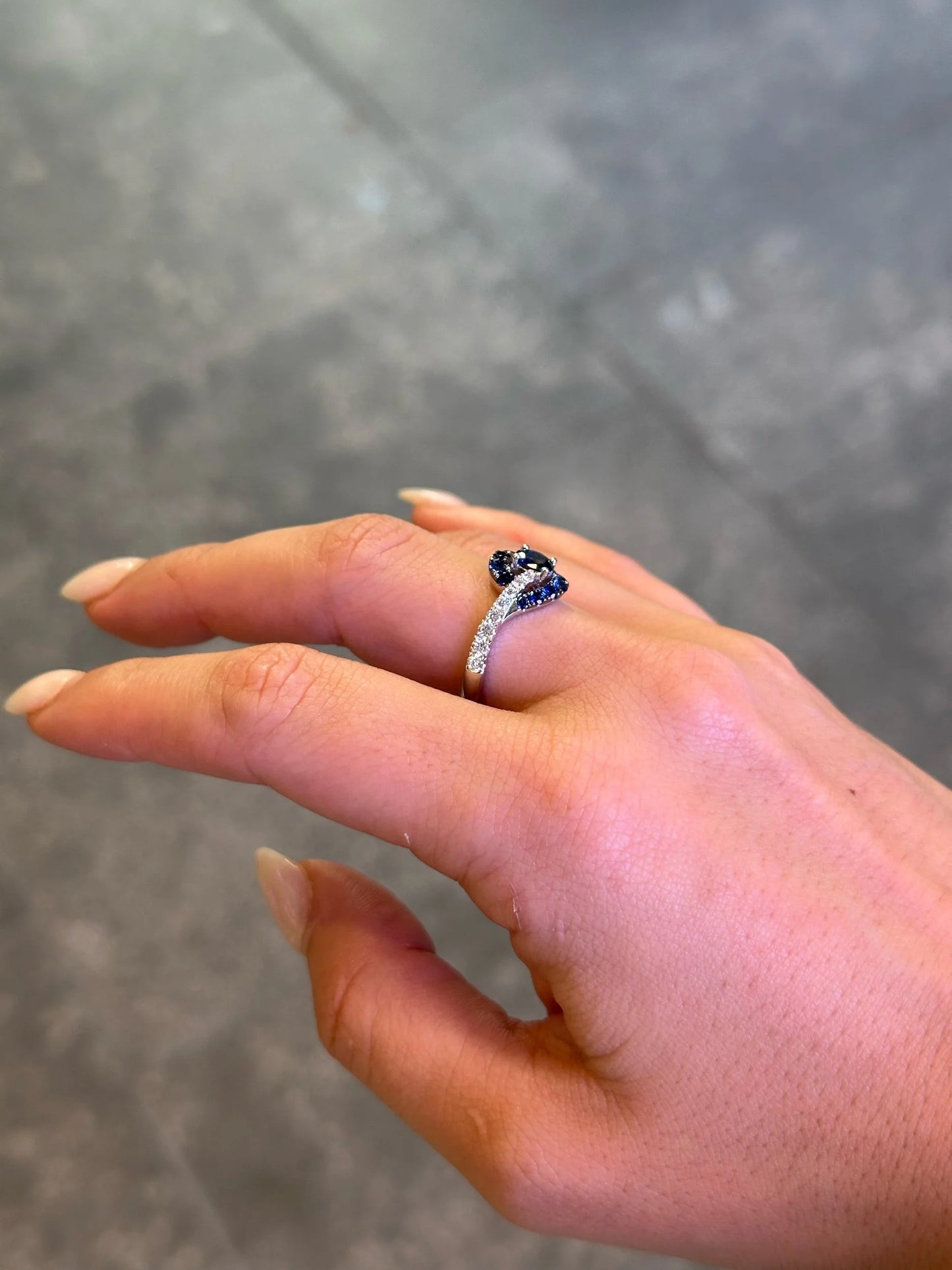 Ladies Ripple Sapphire Round Diamond Ring