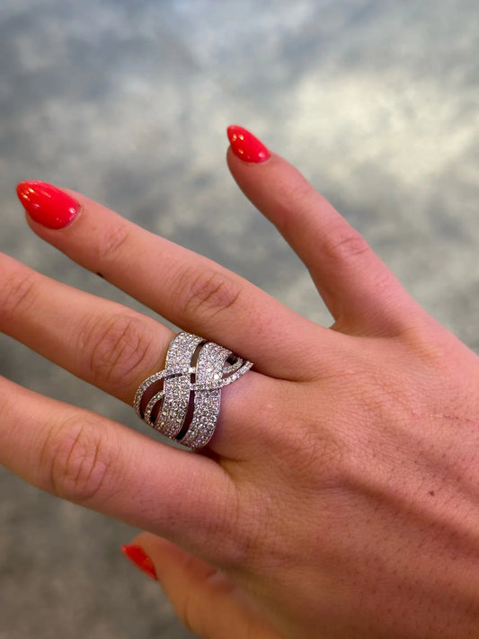 Ladies Opposite Alternating Round Diamond Ring