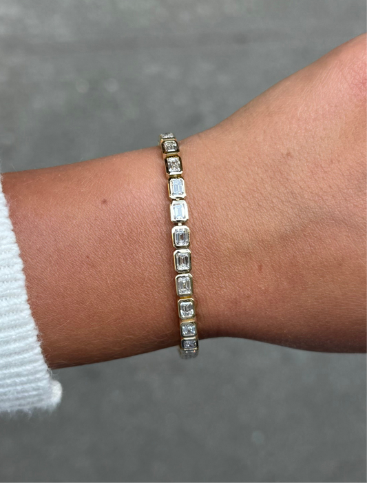 Ladies Lab Grown Bezel Set Emerald Bracelet