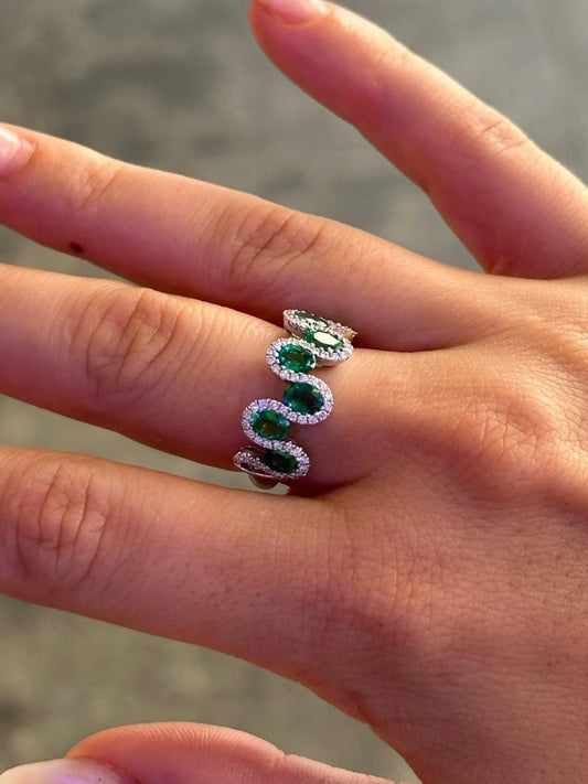 Ladies Seven Emerald Stone Round Diamond Ring