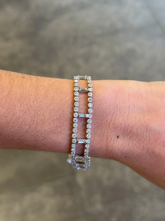 Ladies Miligrain Round and Baguette Diamond Bracelet