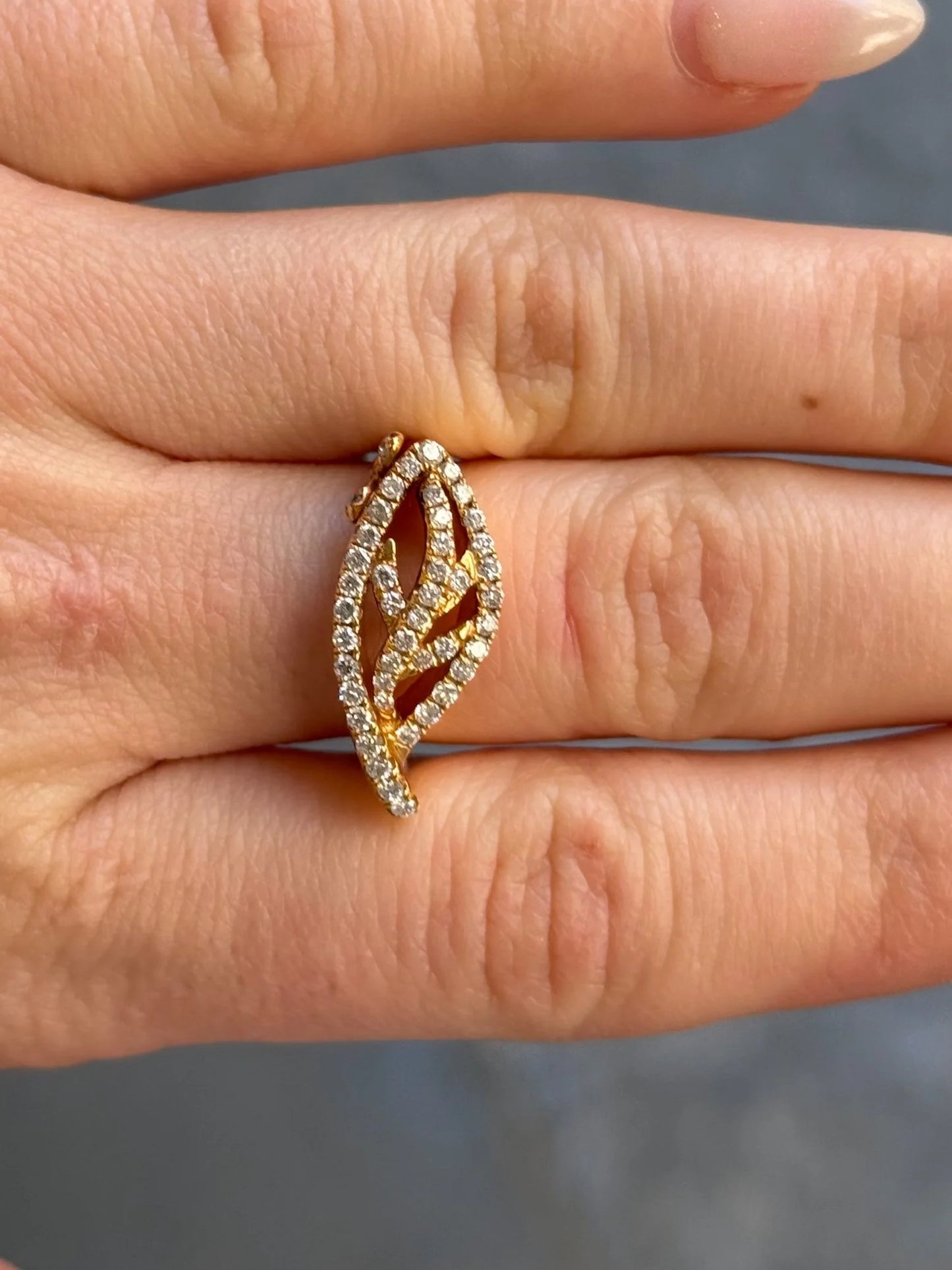 Ladies Leaf Design Diamond Ring