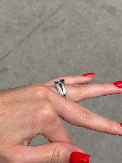 Ladies Emerald Snake Head Middle Channel Set Ring