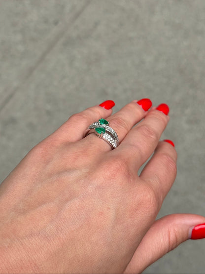 Ladies Emerald Snake Head Middle Channel Set Ring