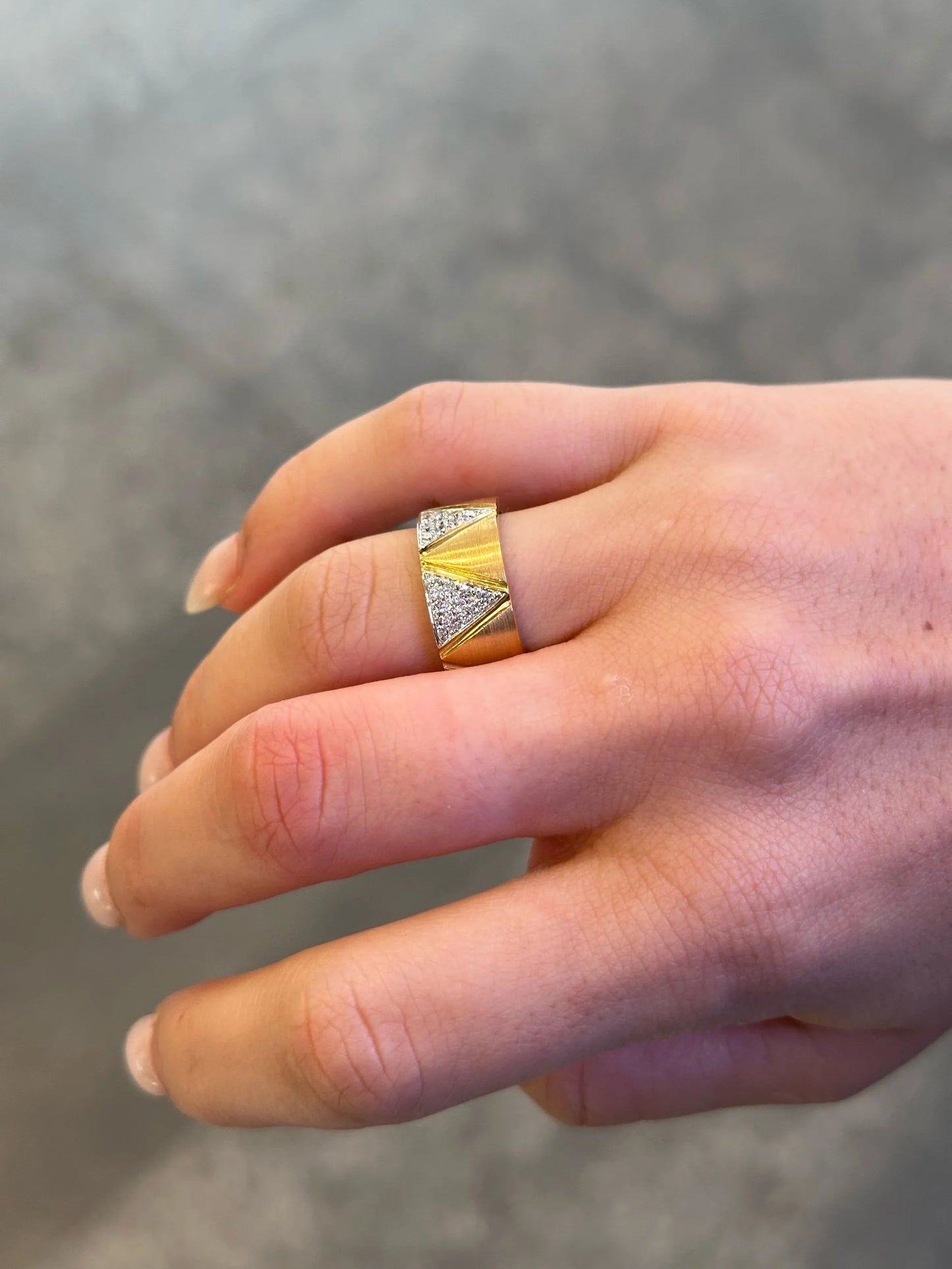 Ladies Alternating Triangle Round Diamond Ring