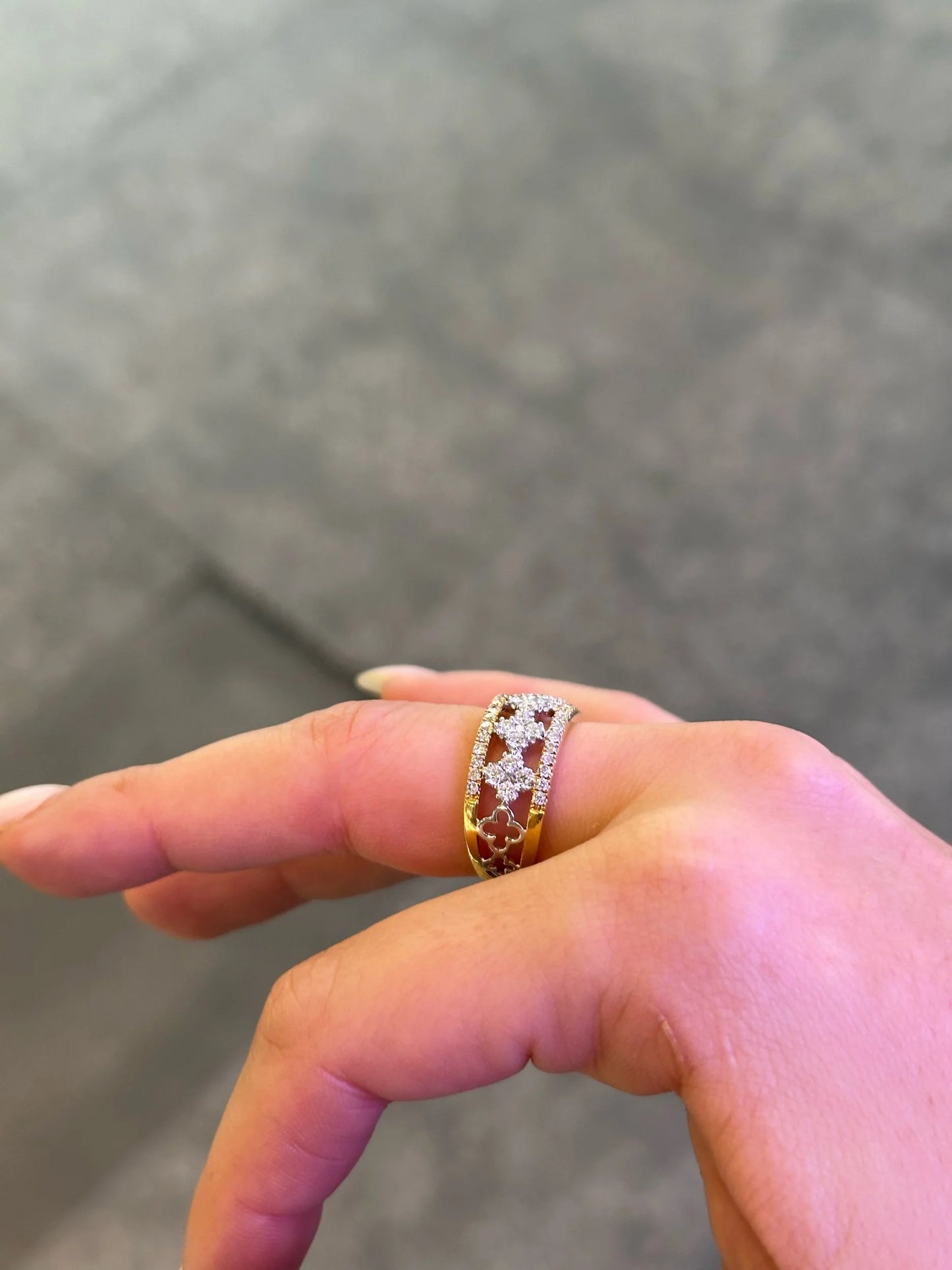 Ladies Clover Round Diamond Ring