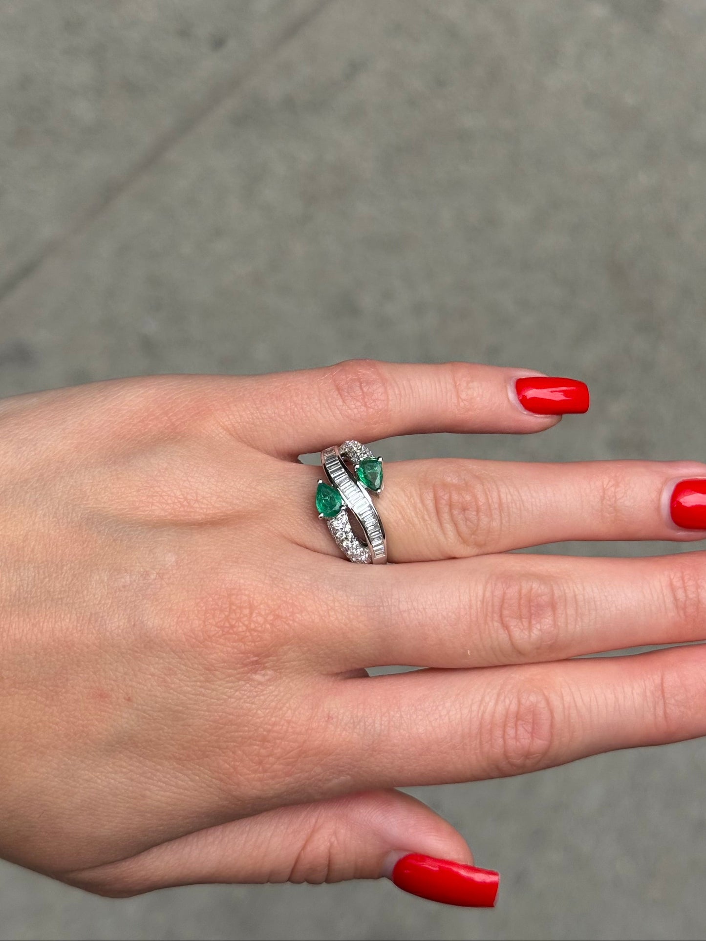 Ladies Emerald Snake Head Middle Channel Set Ring
