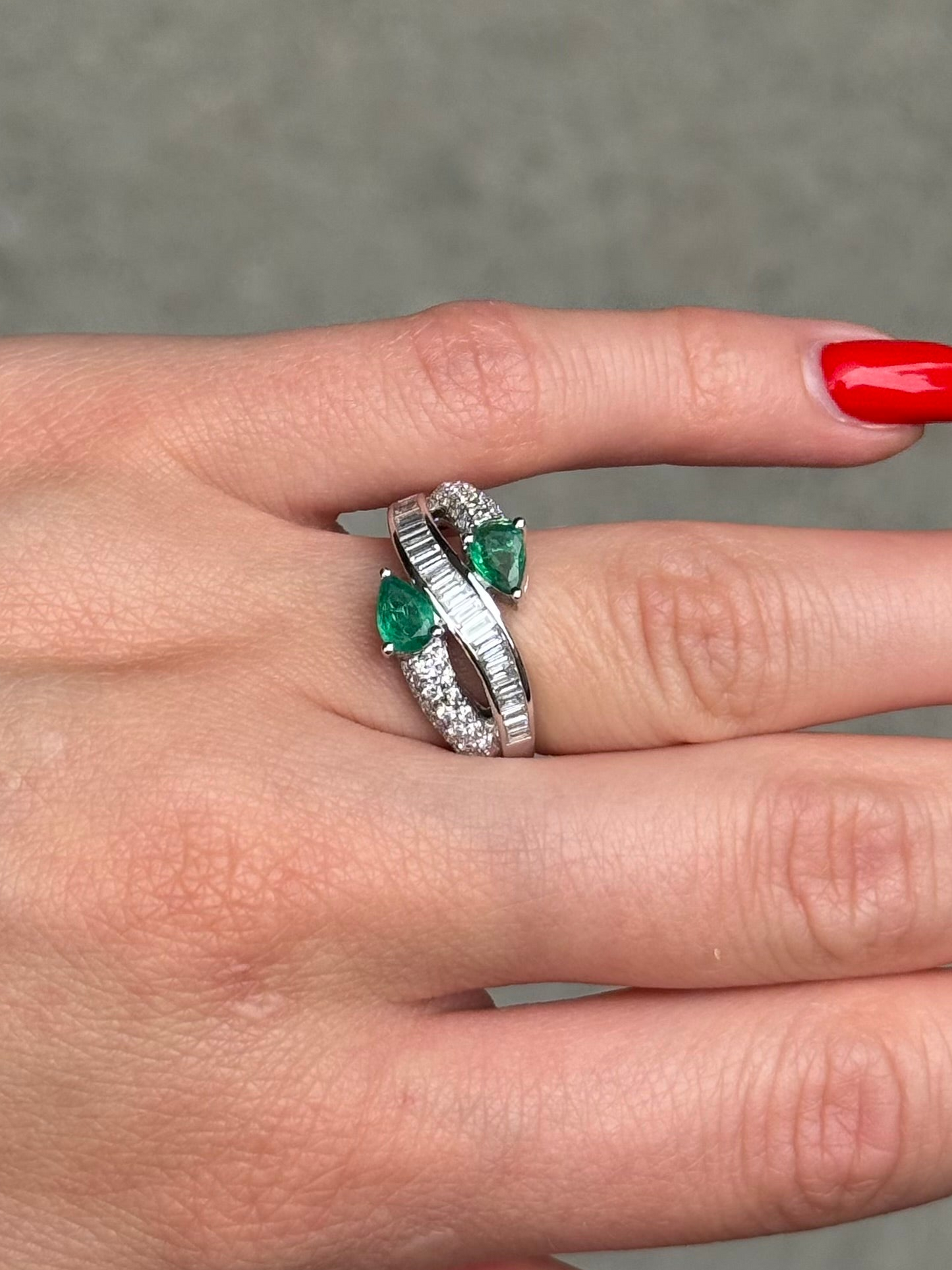 Ladies Emerald Snake Head Middle Channel Set Ring