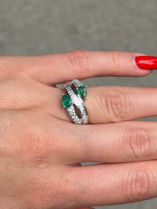 Ladies Emerald Snake Head Middle Channel Set Ring