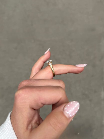 Ladies 3 Stone Round Diamond Engagement Ring