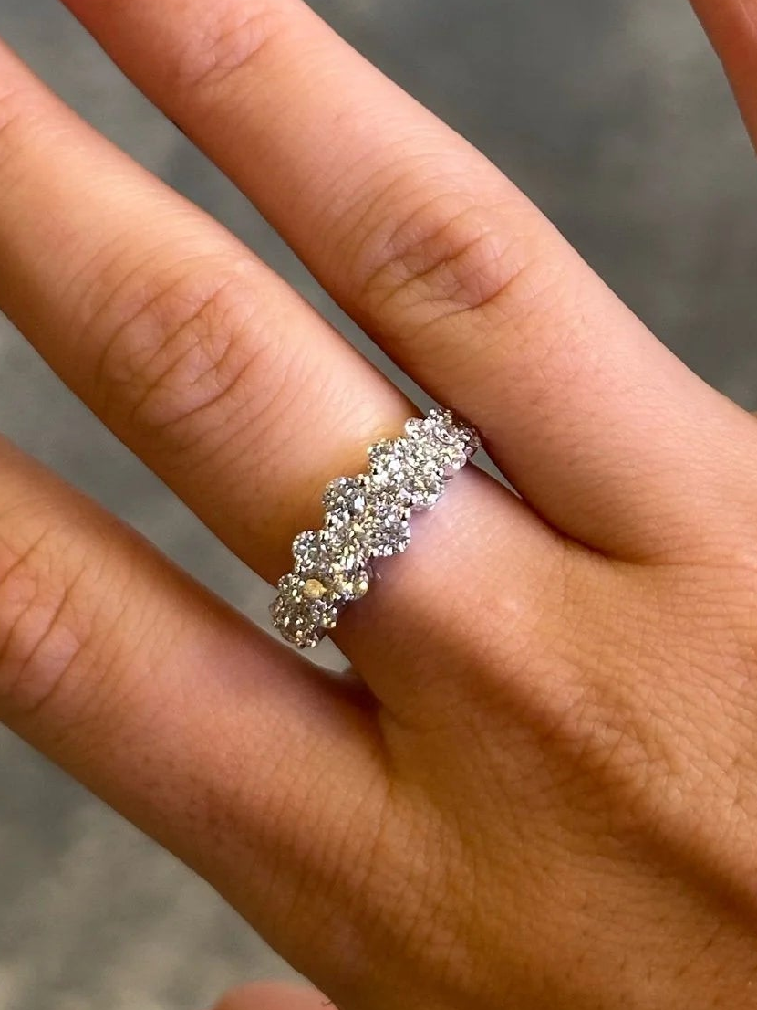 Ladies Cluster Round Diamond Ring