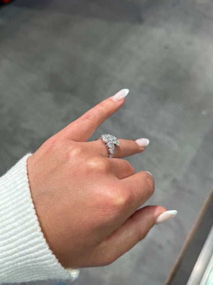 Ladies Graduated Round Diamond Cluster Ring