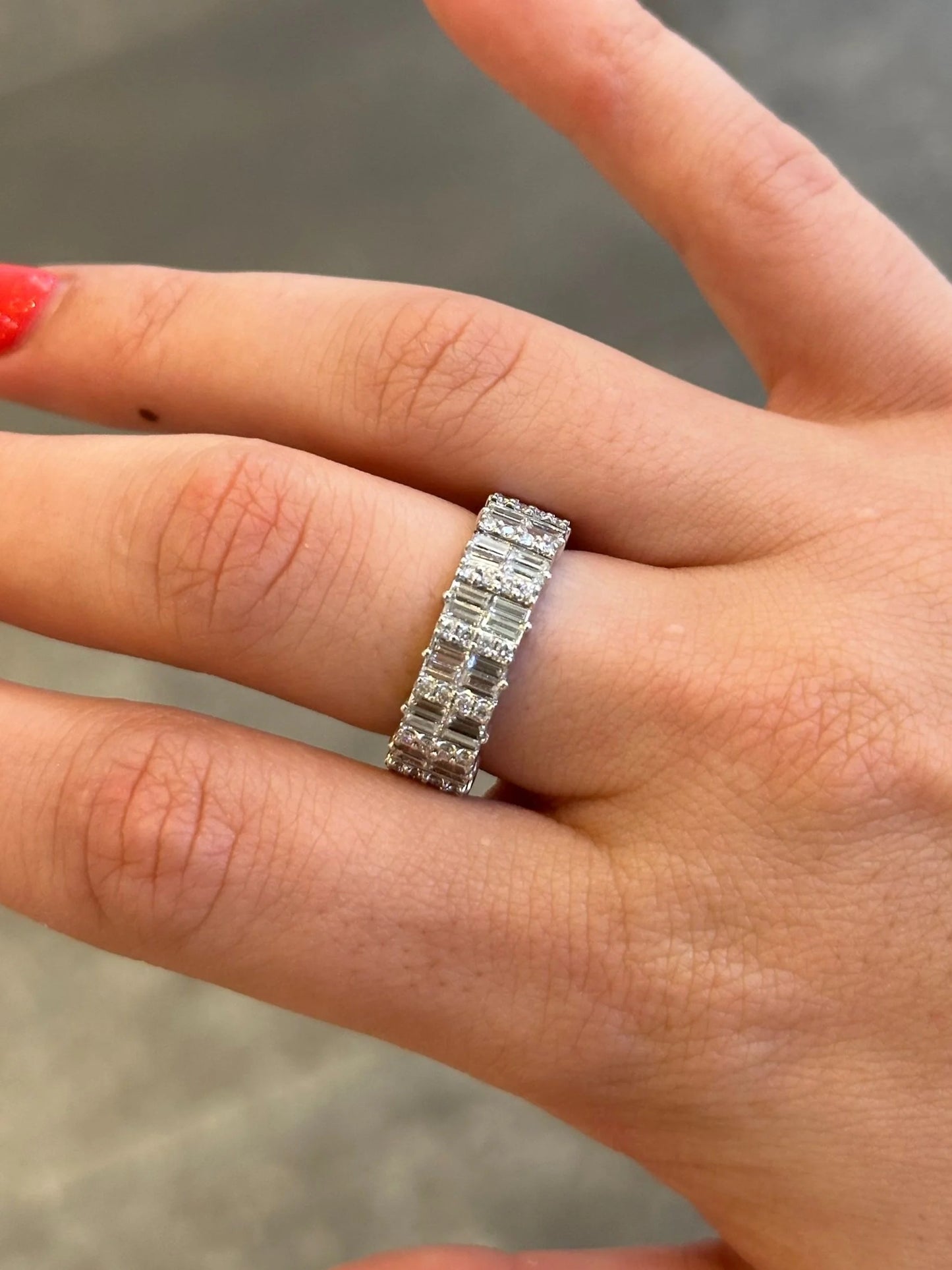 Ladies Mirrored Round and Baguette Diamond Etnerity Band