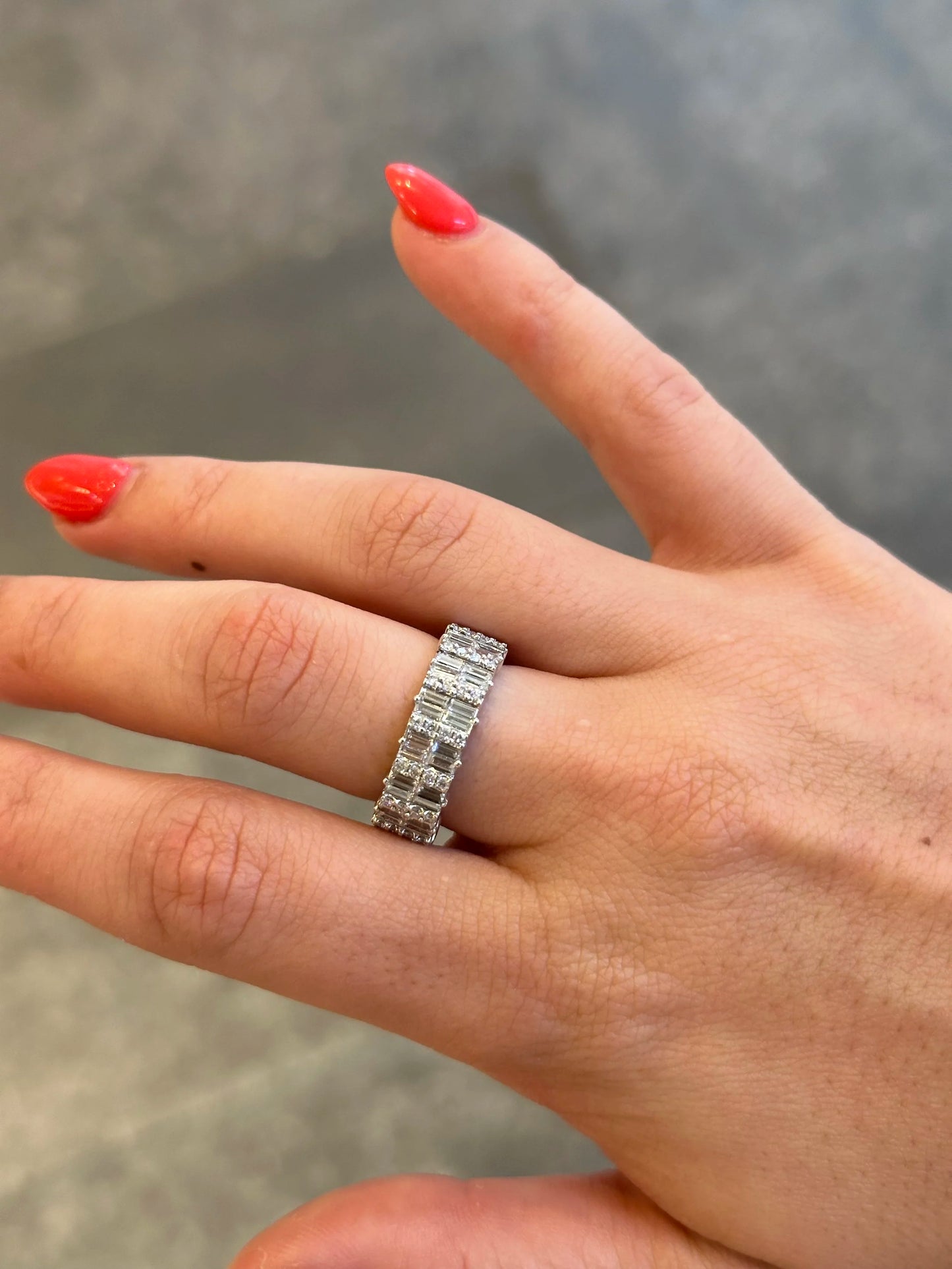 Ladies Mirrored Round and Baguette Diamond Etnerity Band