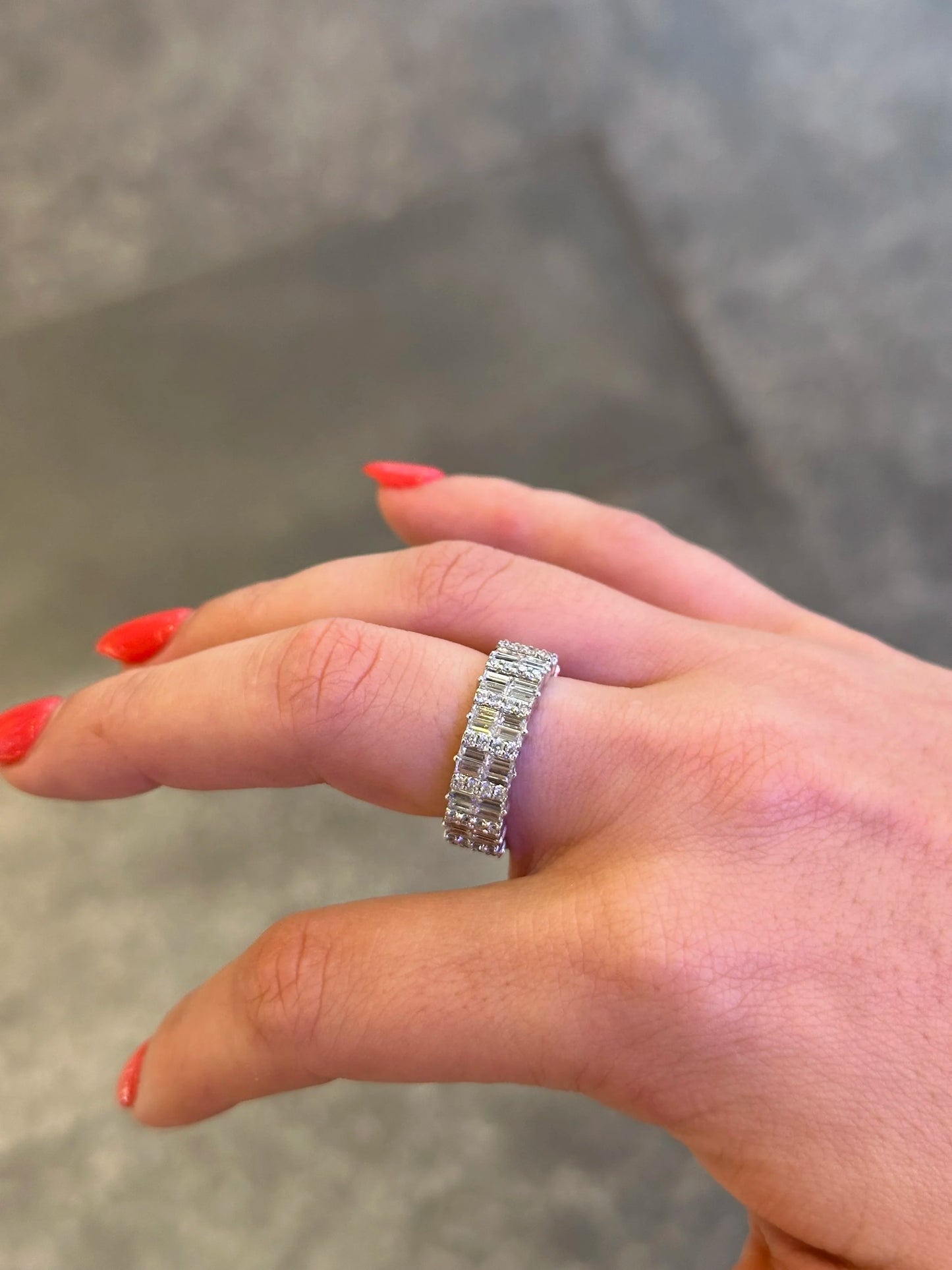 Ladies Mirrored Round and Baguette Diamond Etnerity Band