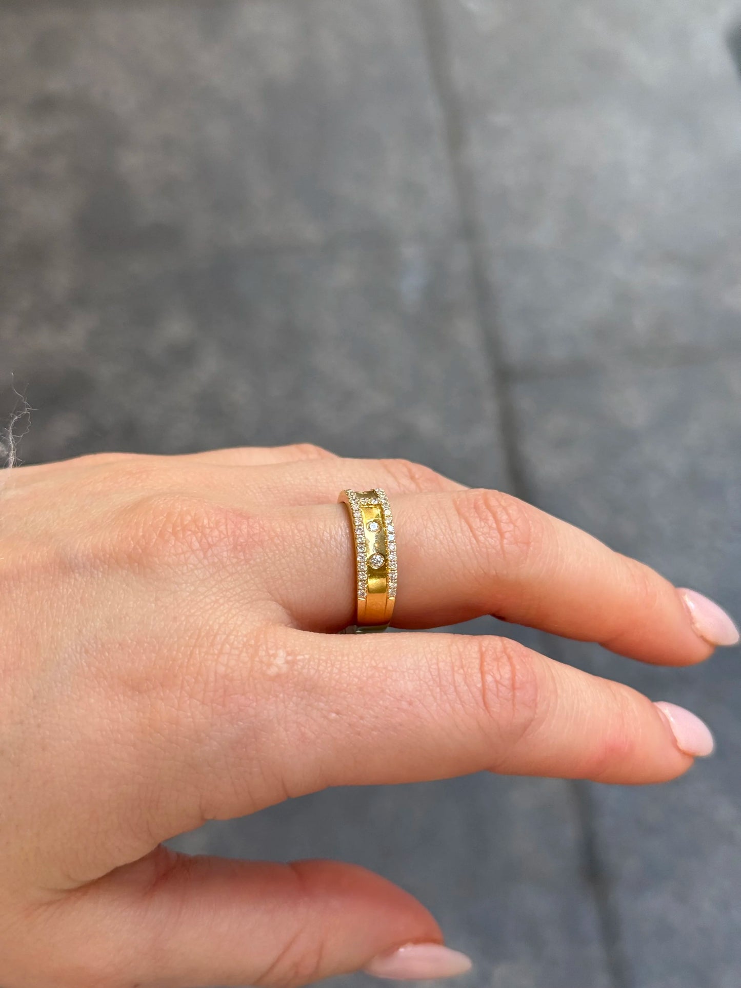 Ladies Fancy Round Diamond Ring