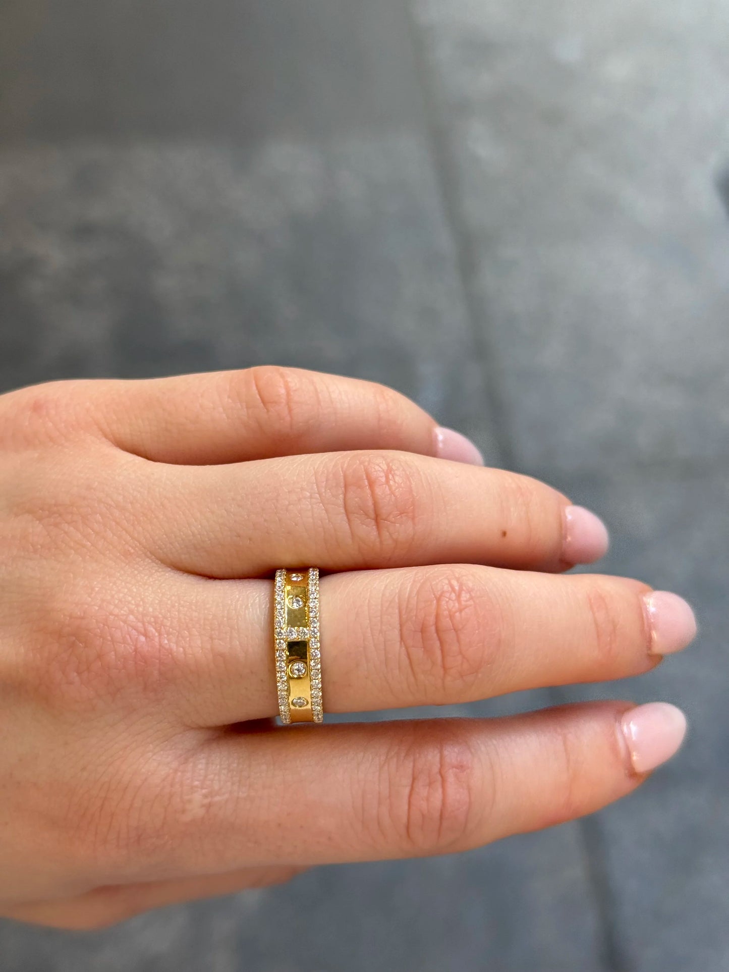 Ladies Fancy Round Diamond Ring