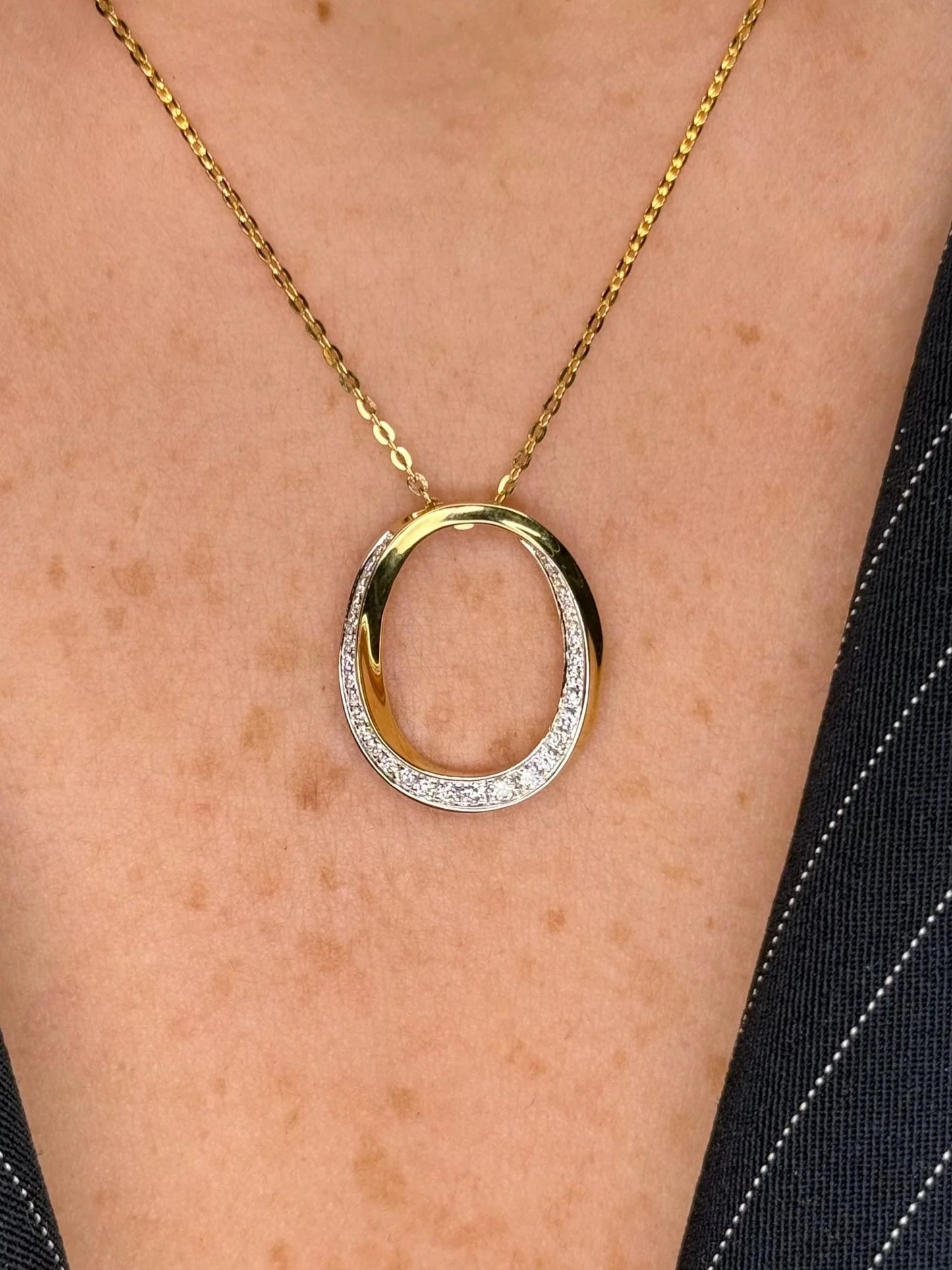 Ladies Hallow Circle Round Diamond and Gold Pendant